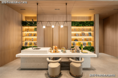 <strong>采用典范三段式构图</strong>